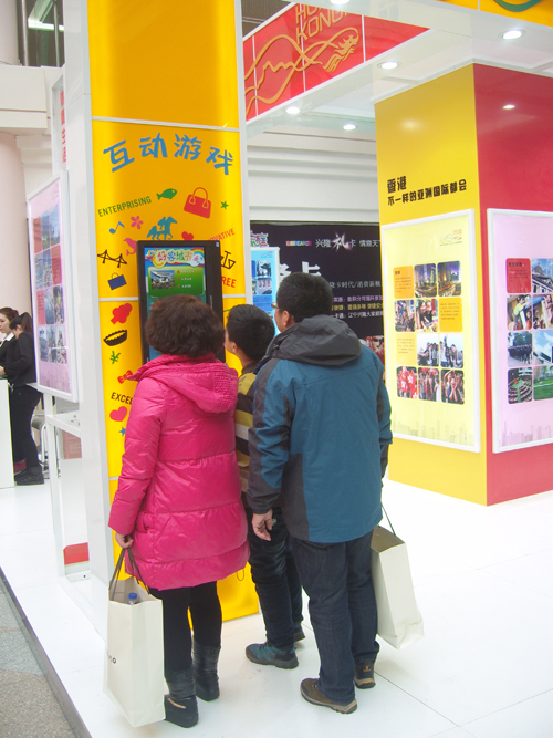 参观者驻足体验展区内的互动游戏