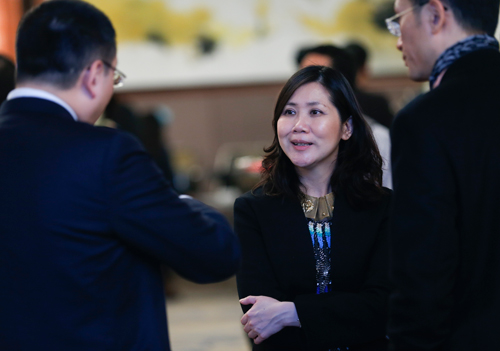 朱曼鈴與出席酒會的在京香港專業人士代表交流