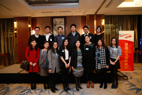朱曼鈴與出席酒會的在京就讀港人合照