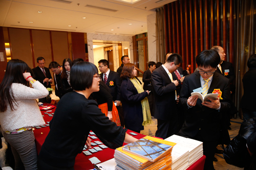 駐京辦向出席嘉賓派發由駐京辦編製的香港人在內地生活小百科－北京篇小冊子簡介港人在北京工作生活經商投資就學等各方面所需資料