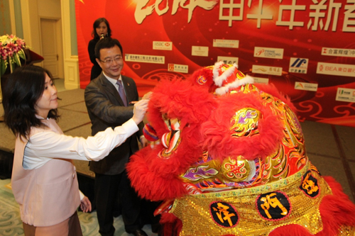 图示朱曼铃与中国香港地区商会天津分会会长王甦主持点睛仪式