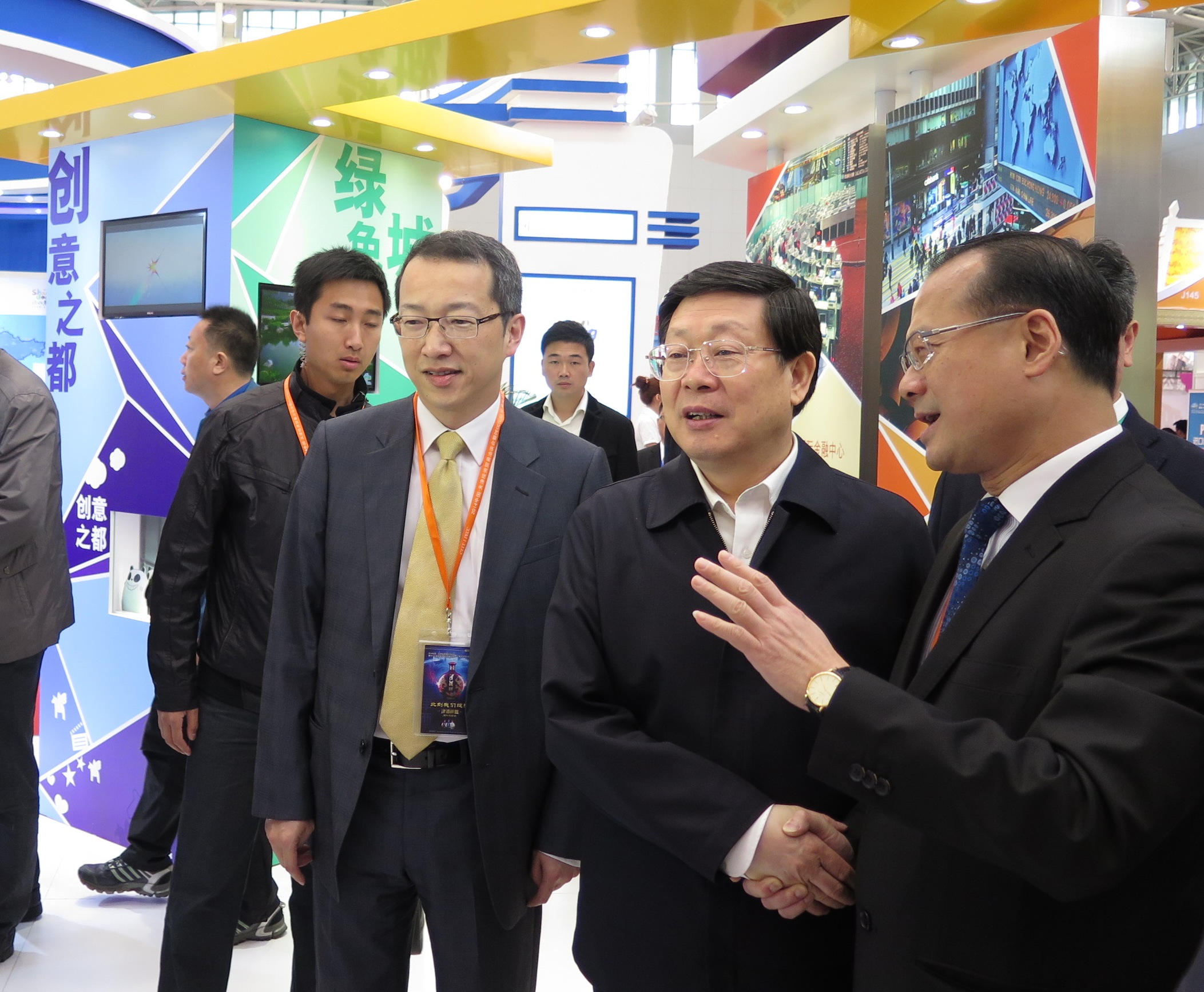 驻京办副主任袁民忠陪同天津市市长黄兴国及香港工商代表团团长蔡冠深参观驻京办展区