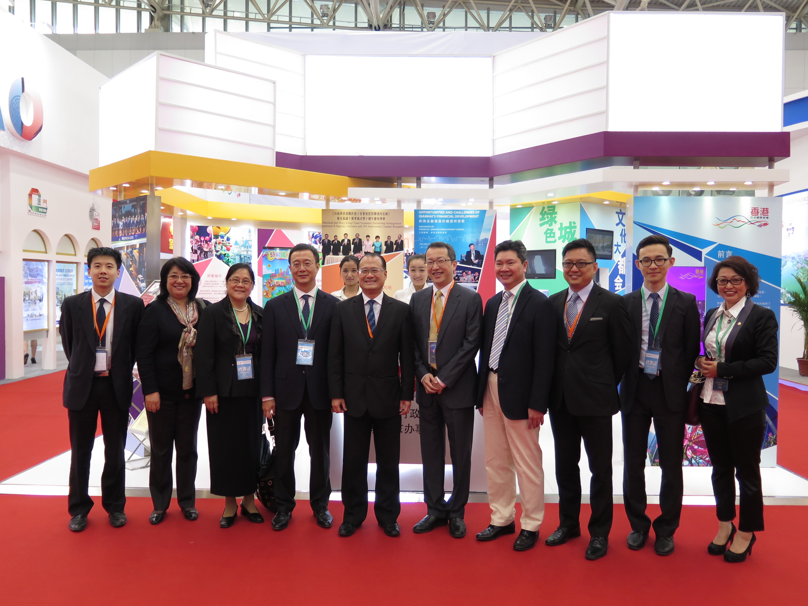 袁民忠与香港工商代表团在驻京办展区合影