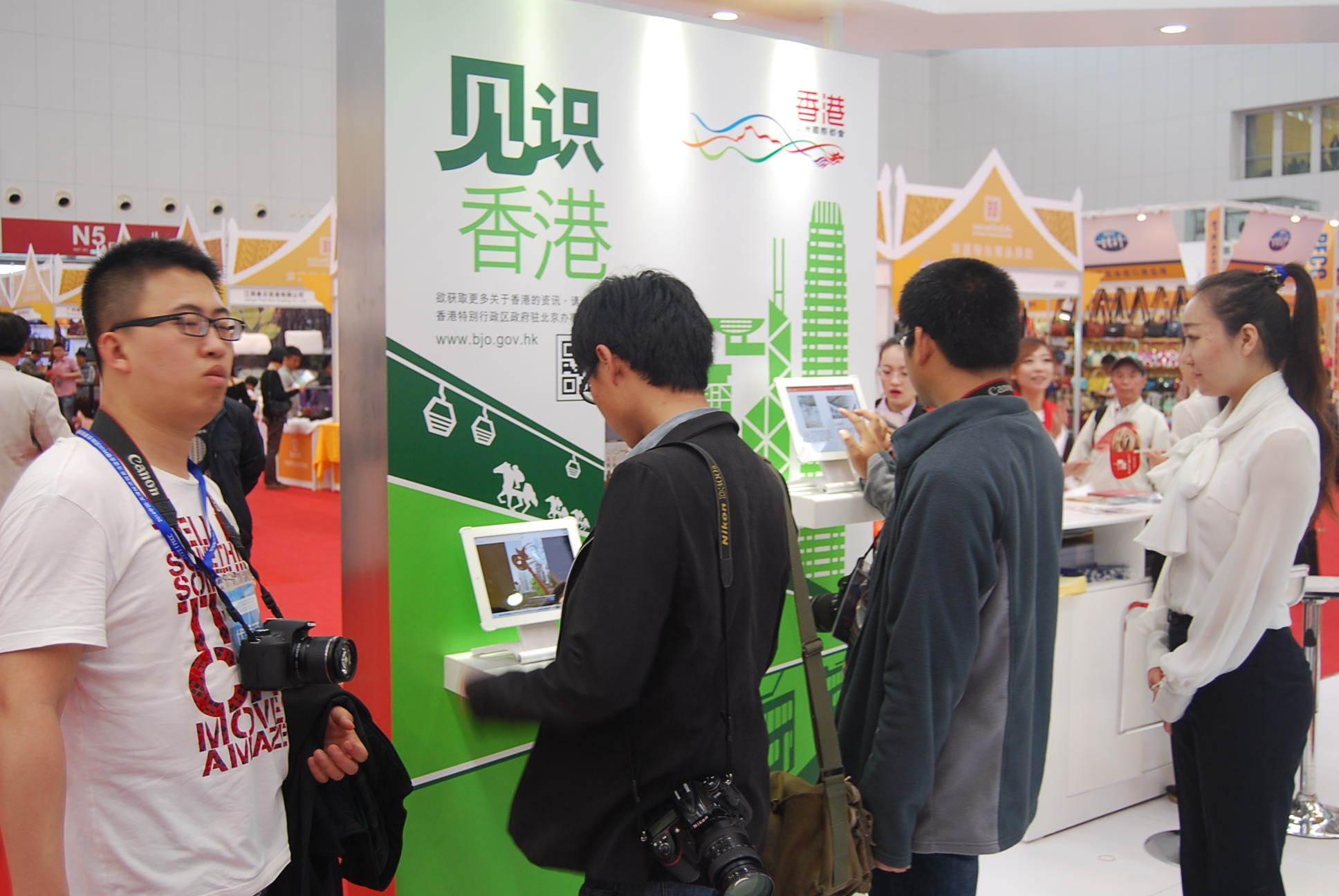 天津市民参观香港展区并通过互动设备了解香港的