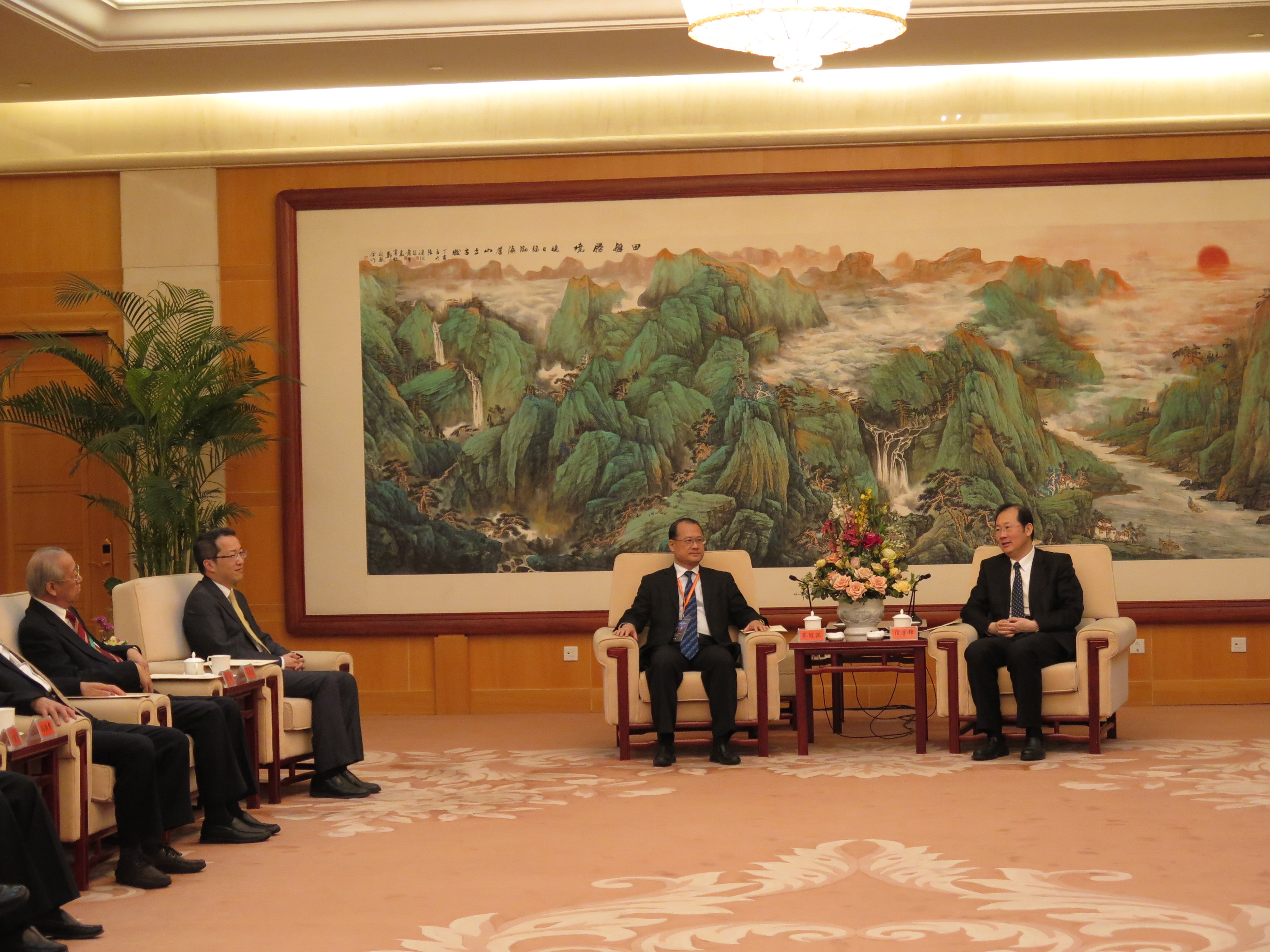 袁民忠出席中国天津第二十一届投资贸易洽谈会期间联同香港工商代表团与天津市副市长任学锋会面袁民忠在会面中表示特区政府会继续打造有效平台让津港合作有更大更好的发展空间