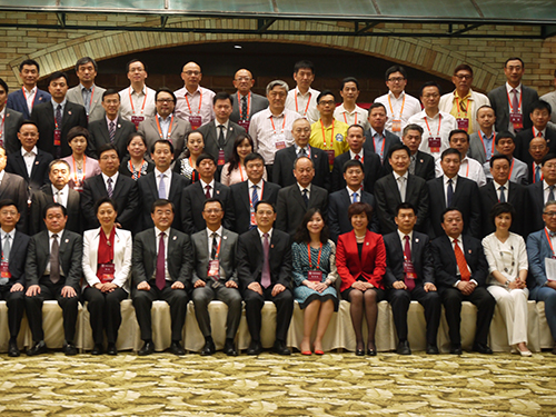 图示朱曼铃与出席香港河北商会成立典礼的主要嘉宾商会会长曾智雄及会员合照