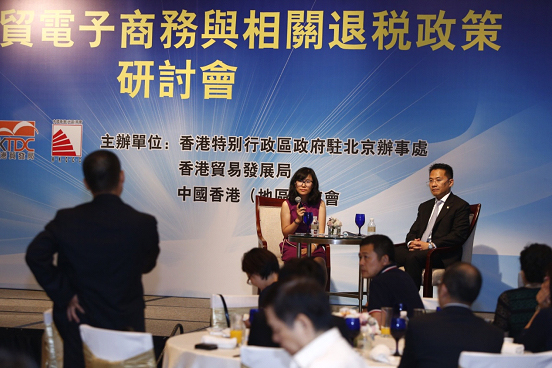 耿英貞及趙偉見在台上解答與會者的提問