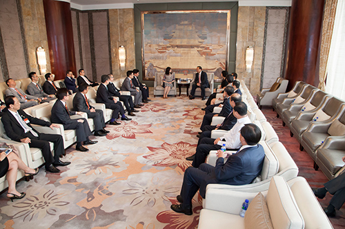 沈阳市副市长黄凯接见驻京办主任朱曼铃以及中国香港地区商会会长中国香港地区商会沈阳分会会长以及其他分会的会长和代表