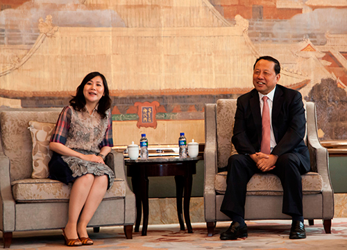 黄凯副市长与朱曼铃就港商的情况和关注交换意见