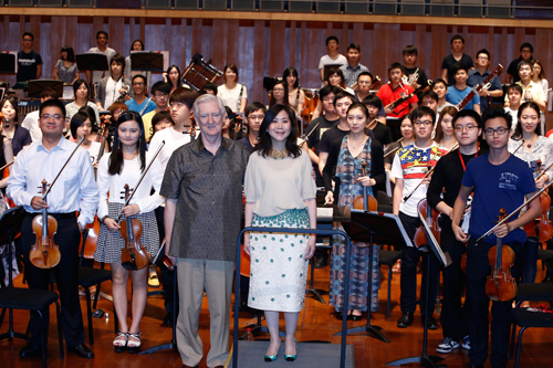 朱曼铃及亚洲青年管弦乐团艺术总监兼指挥理查德庞丘斯在交流会上与来自不同国家和城市的管弦乐团团员合影