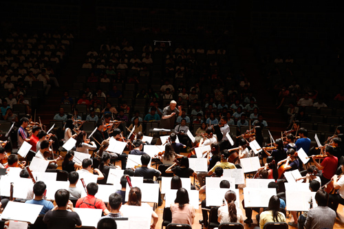 在演出前排练上理查德庞丘斯指挥亚洲青年管弦乐团一众乐手为过百名北京中学生演奏多首曲目
