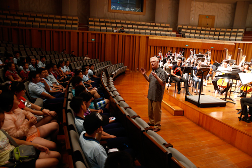 理查德庞丘斯向出席交流会的过百名北京中学生分享管弦乐心得