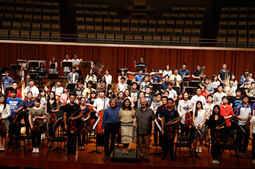 朱曼铃理查德庞丘斯及另外一名指挥詹姆斯朱特与管弦乐团团员合影