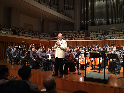 理查德庞丘斯指挥亚洲青年管弦乐团一众乐手在正式演出中演奏多首曲目