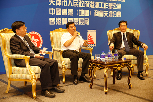 图示嘉宾讲者许红球贡明及孙剑楠在台上解答与会者的提问