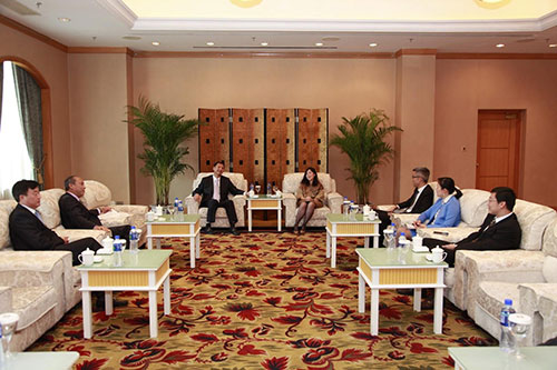 张万平黑龙江省港澳办副主任徐广明孙尧朱曼铃香港特区政府投资推广署助理署长何兆康驻京办助理主任张越及驻京办华北投资推广总监胡盛龙在出席开幕研讨会前讨论双方共同关心的议题