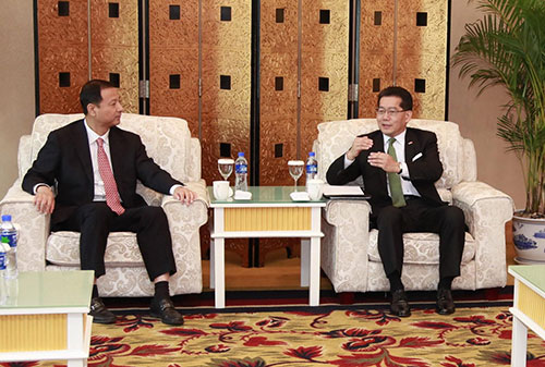 苏锦梁与孙尧在研讨会前会面