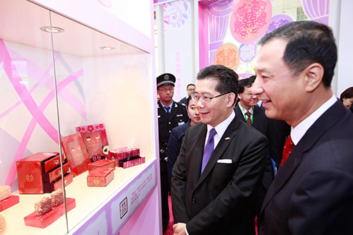 苏锦梁及孙尧巡视工展会内摊位