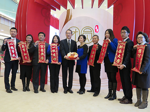 主题展览获得多家机构赞助为抽奖项目提供丰富奖品图示袁民忠叶贞德在开幕式上与赞助机构代表合影