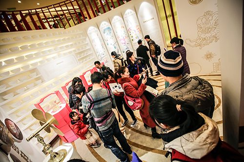 参观者透过主题展览实体陈设结合影音展示了解香港如何传承中华传统节庆文化的地道特色