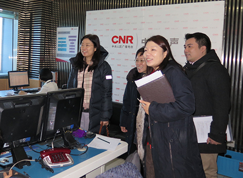 图为傅小慧参观中国之声演播室