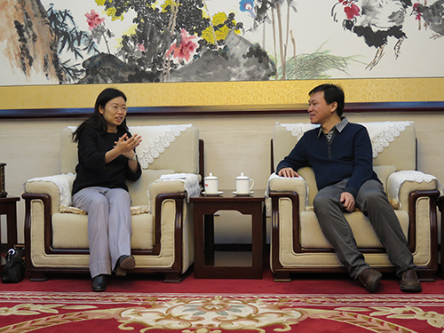 图为傅小慧与中国之声副总监王化强就进一步合作事项交流意见