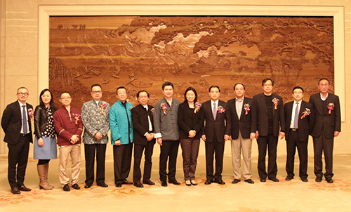 图示傅小慧与天津市港澳办主任王树华中国香港地区商会天津分会会长杨亮贤及其他嘉宾合照