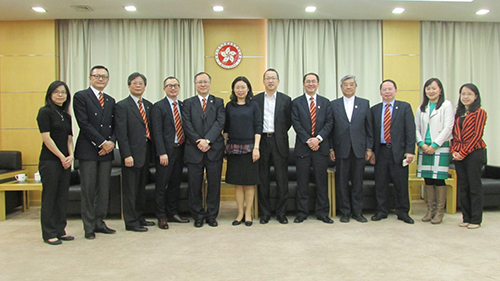 图示傅小慧与中国香港地区商会会长屈家智及商会执委和驻京办同事合照