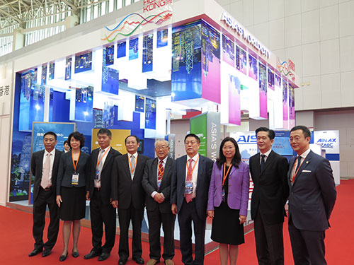 傅小慧与参观驻京办同根同心合作共赢展览的天津市商务委员会副主任孙剑楠中国香港地区商会—天津及香港中华总商会的代表合照