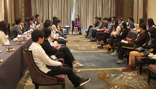 傅小慧与在天津就读的30多名香港学生交流了解他们在天津就读的情况