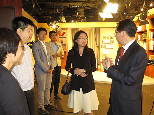 傅小慧在林学飞陪同下参观大公网演播室