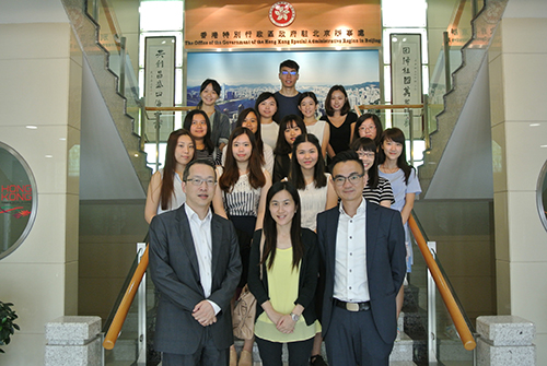 图示驻京办副主任袁民忠与香港浸会大学北京实习计划的成员合照