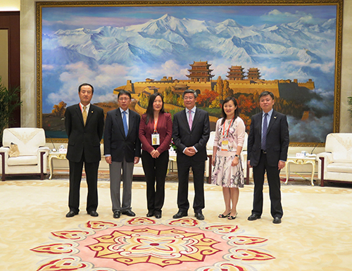助理主任张越和港澳地区代表与甘肃省副省长李荣灿在会面后合影