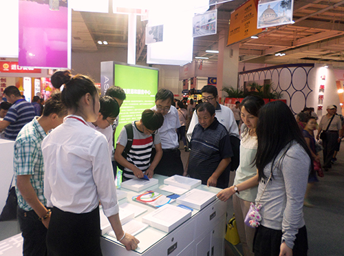 拓印游戏对参观者特别有吸引力纷纷亲自动手体验