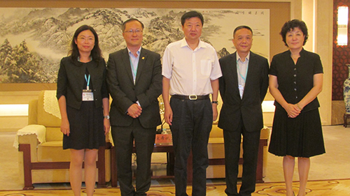 傅小慧与哈尔滨市市长宋希斌中国香港地区商会总会会长屈家智国务院港澳事务办公室交流司副巡视员黄光以及哈尔滨市副市长曲磊合照