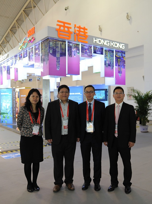 董旭麟与贸发局制造业拓展总监梁国浩贸发局东北代表周以磊在驻京办展区前合照