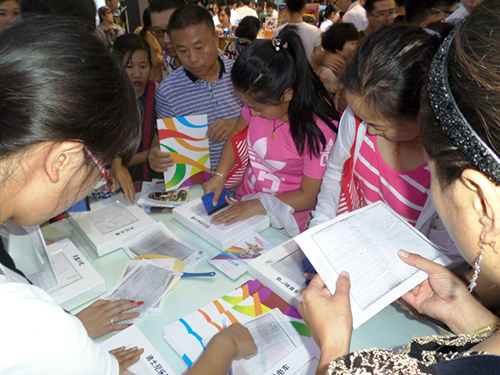 驻京办展区的拓印互动游戏倍受观众喜爱