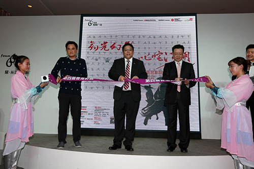 董旭麟沈阳百丽宫影城经理潘勇和沈阳市府恒隆广场副总经理黄协邦一同为电影节剪彩