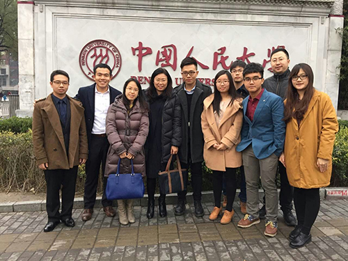 駐京辦主任傅小慧及隨行人員與在中國人民大學就讀的香港學生合影