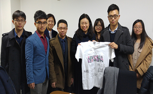 在中國人民大學就讀的香港學生向傅小慧致送紀念品