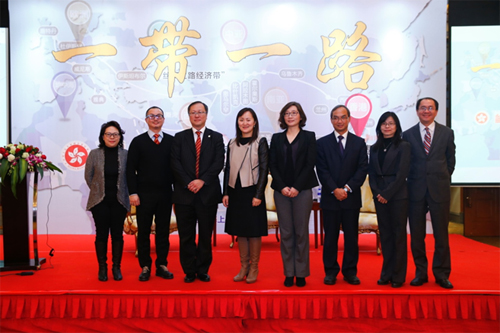 驻京办助理主任张越左四与中国香港地区商会会长屈家智左三在讲座后与专家讲者合照