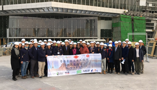 駐京辦主任傅小慧（前排帶紅色圍巾者）與香港青年土木工程師交流營團員一同考察瀋陽新世界中心項目。
