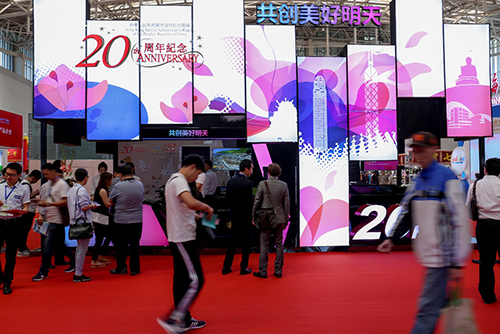 亮丽的展台设计吸引不少专业观众和市民到场参观