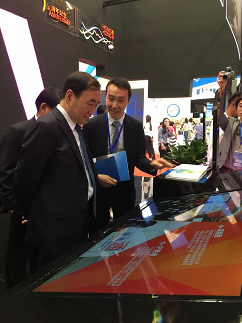 驻天津联络处主任陈可舒以电子翻书向天津市副市长赵海山介绍香港的最新情况