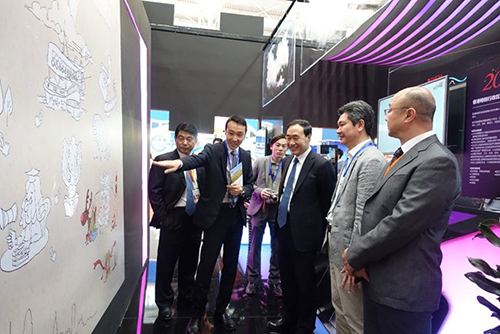 陈可舒向赵海山及中国香港（地区）商会天津分会长杨亮贤等介绍互动墙上显示的香港特色