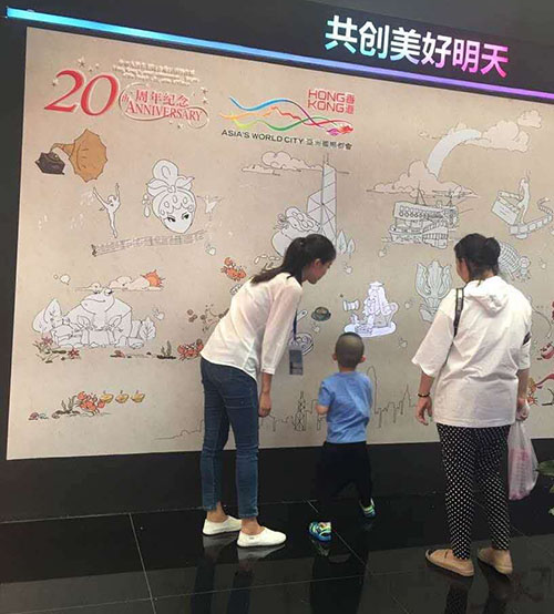 互动墙尤其吸引不同年龄的观众触摸，以声、光、影体验香港特色