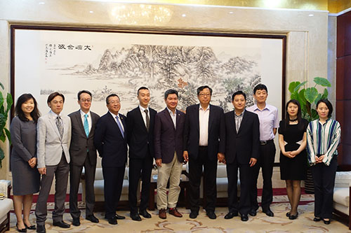 天津市贸促会会长、党组书记赵学鸣、联络处主任陈可舒、副主任吴海宁及中国香港（地区）商会－天津会长杨亮贤与三方人员合照