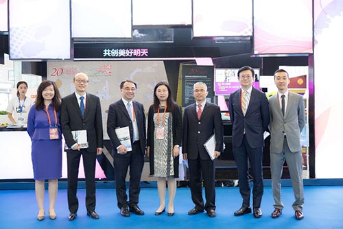 2017_驻京办主任傅小慧、驻天津联络处主任陈可舒及副主任吴海宁与香港铁路有限公司一行于驻天津联络处「共创美好明天」展台前合影 驻京办主任傅小慧、驻天津联络处主任陈可舒及副主任吴海宁与香港铁路有限公司一行于驻天津联络处「共创美好明天」展台前合影