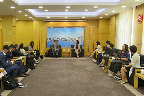 中美記者交流團訪問駐京辦1