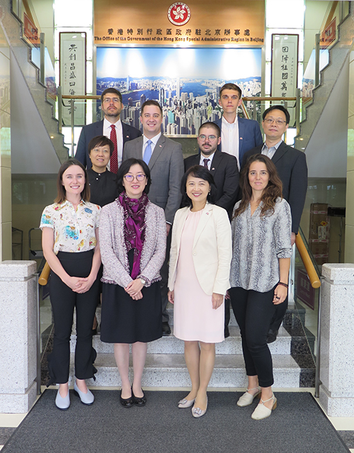 中美記者交流團訪問駐京辦2